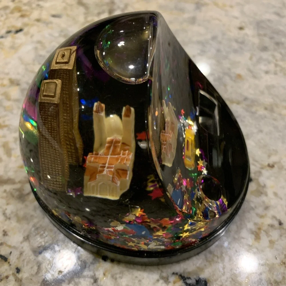 World Trade Center‎ Snow Globe pen  Holder Souvenir